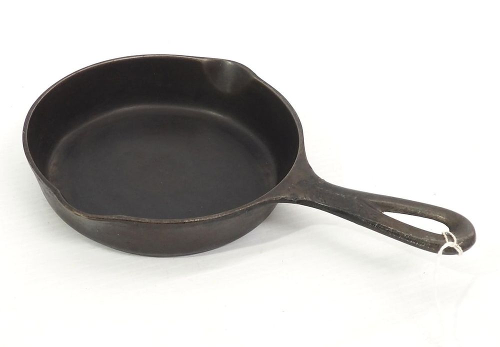 Lot 16: No.2 cast iron skillet