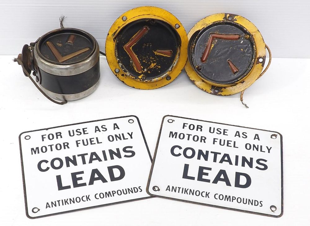 Lot 82: (3) signal lights / (2) Contains Lead signs