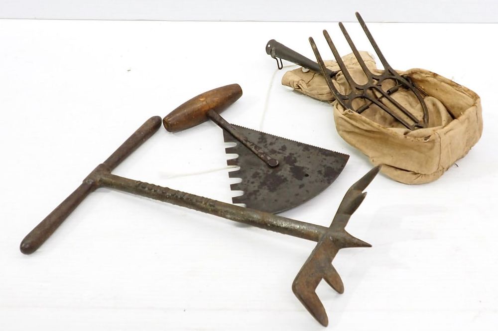 Lot 391: (3) Kitchen tools
