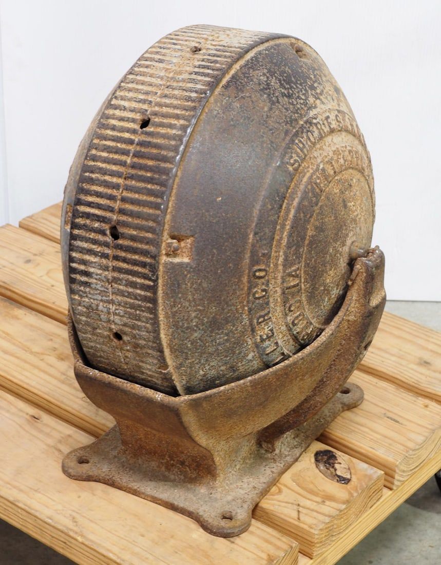 Lot 626: Cast iron hog oiler