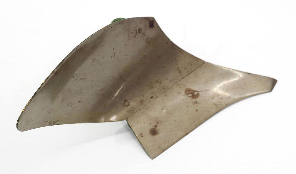 Lot 715: Salesman sample John Deere plow share