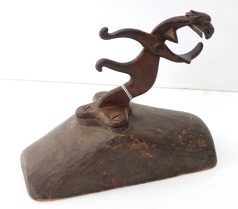 Lot 724: Patton & Middleton bird's head corn sheller