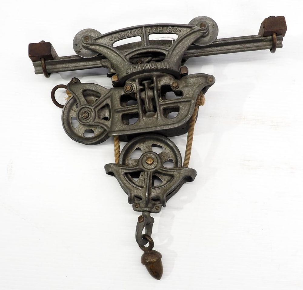 Lot 782: Salesman sample hay carrier