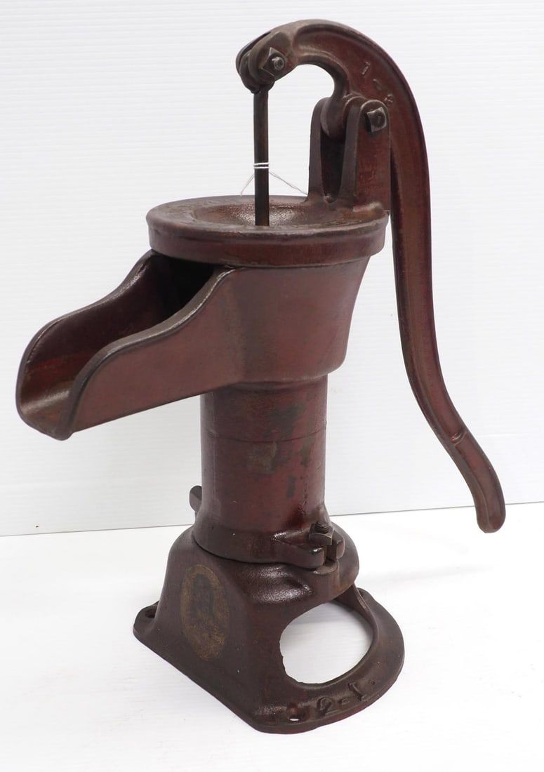 Lot 886: Cast iron water pump