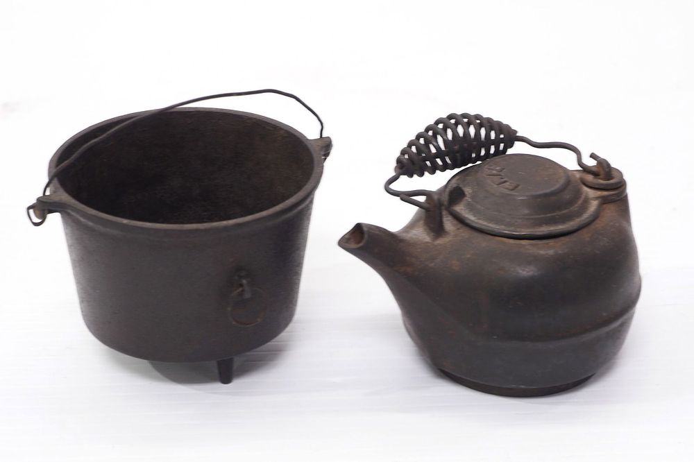 Lot 1122: Erie No.2 kettle and Erie teapot