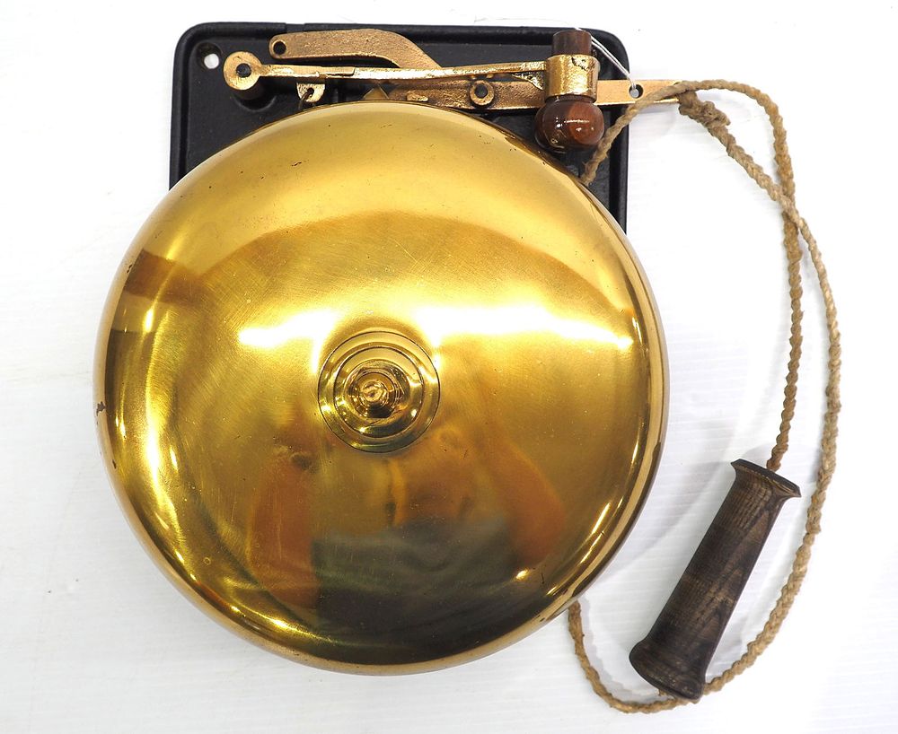 Lot 1185: Wall-mount brass fire alarm bell