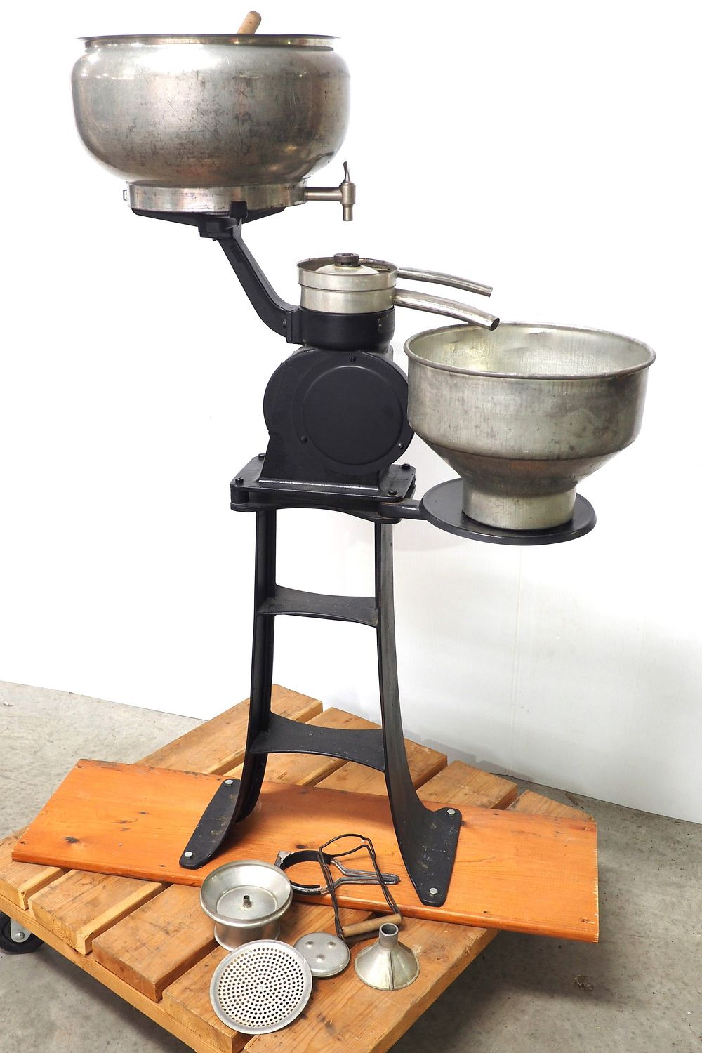 Lot 1309: DeLaval Jr cream separator