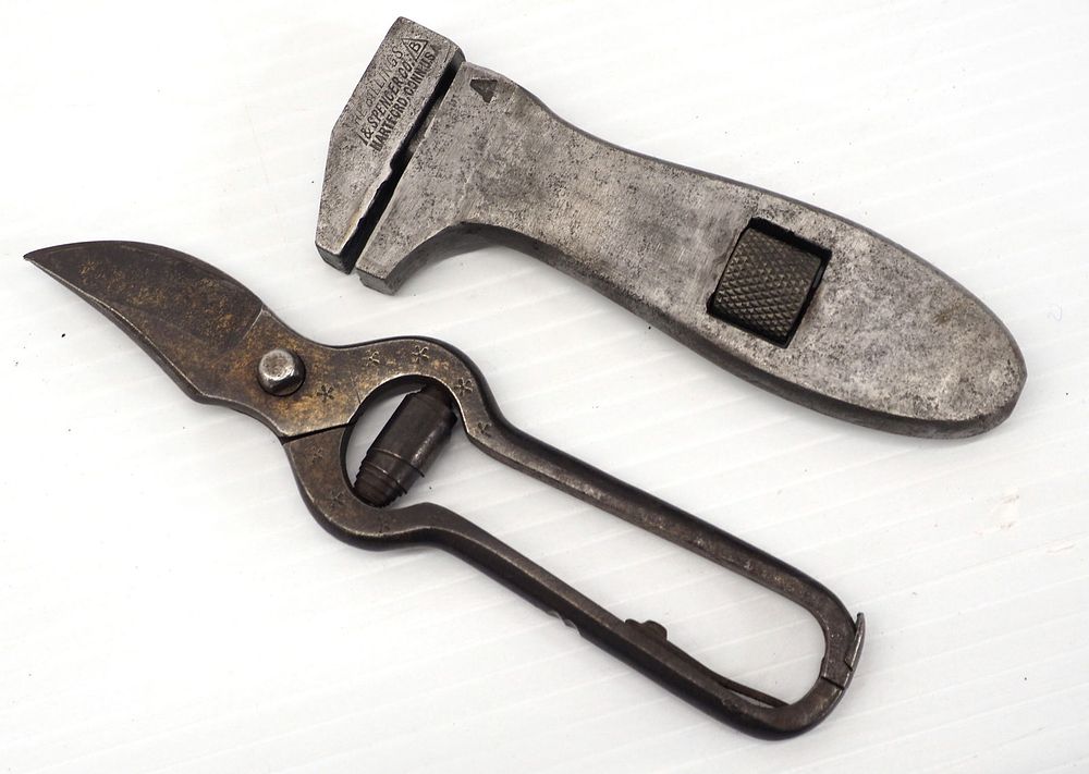 Lot 1439: Bicycle wrench / Miniature pruning shears