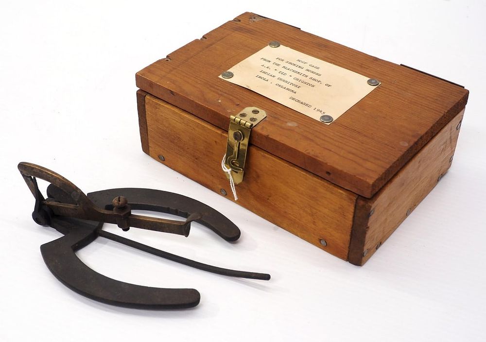 Lot 1566: Horse hoof measuring gauge in wooden box