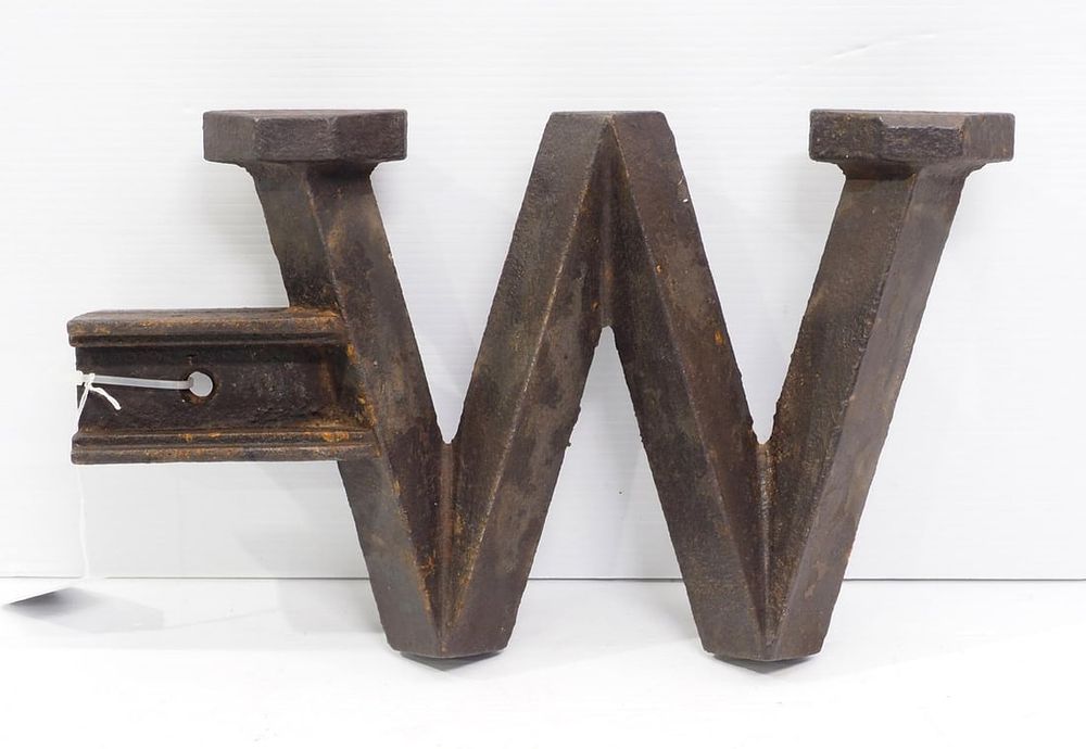 Lot 1678: Cast iron W windmill weight