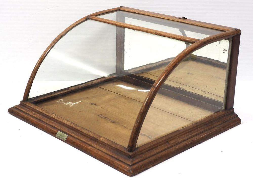Lot 2027: Curved glass countertop display case
