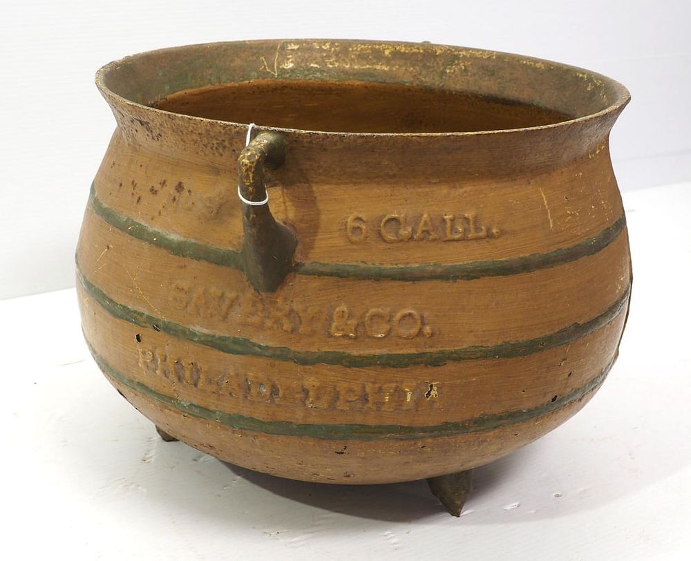 Lot 2092: Savery & Co. No.9 cast iron 6-gallon kettle