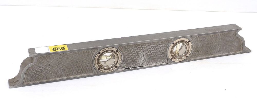 Lot 699: 24" Davis & Cook Plumb & Level