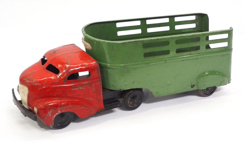 Lot 79: 1930's Wyandotte pressed steel truck