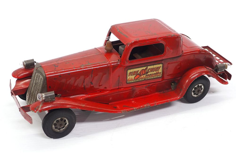 Lot 307: 1930's Fire Chief Siren Coupe friction car