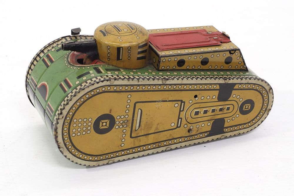 Lot 395: Marx wind-up tank with pop-up soldier