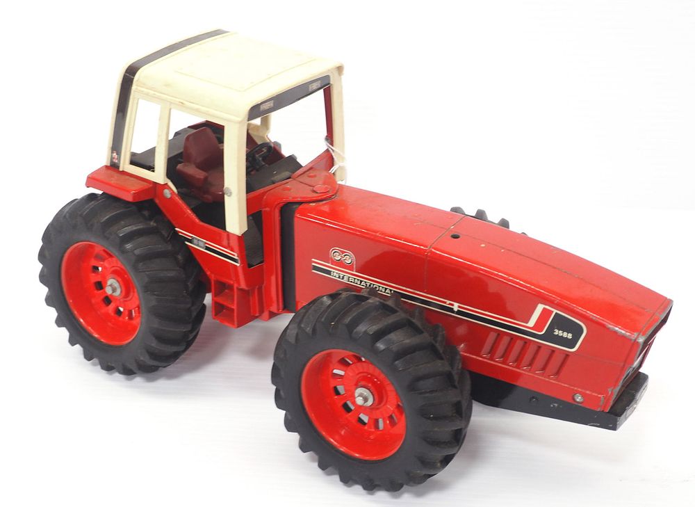 Lot 64: International 3588 Tractor