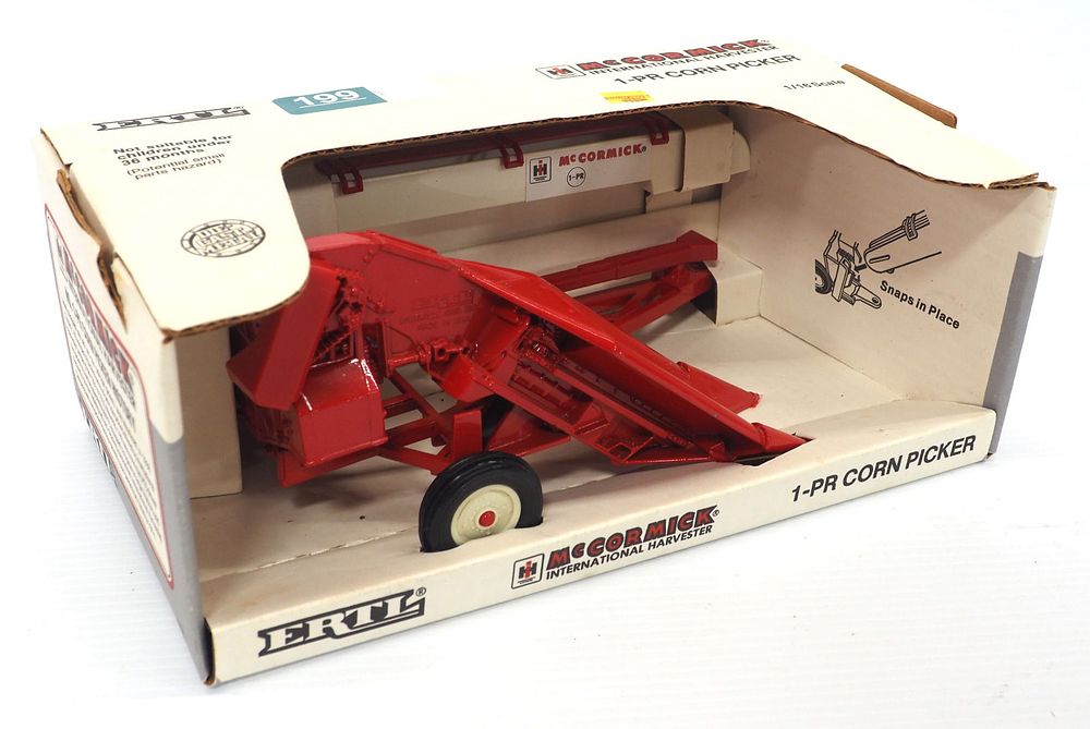 Lot 199: McCormick International Harvester 1-PR Picker