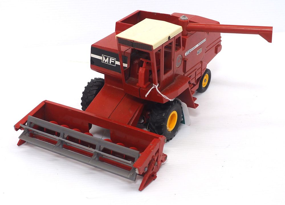 Lot 209: Massey Ferguson 760 Combine