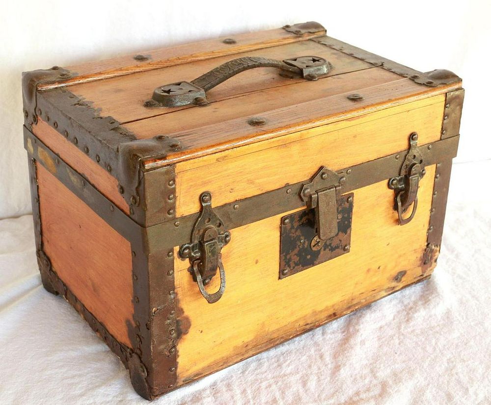 Lot 1007: Lift-Top Traveling Wood Trunk