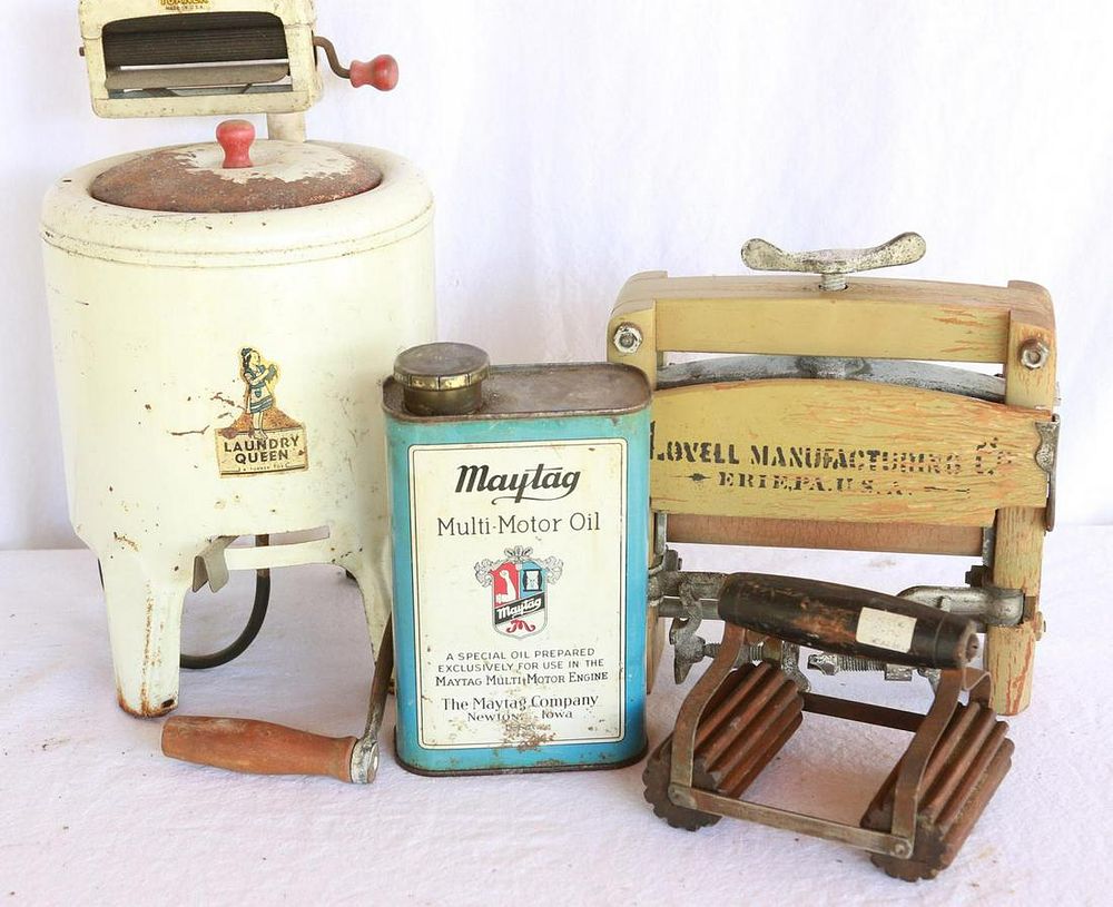 Lot 1024: Miniature Laundry Items