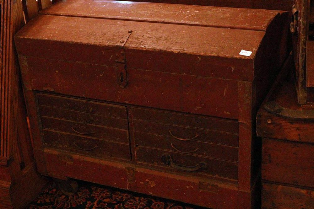 Lot 1027: Dome Top 8-Drawer Rolling Tool Chest
