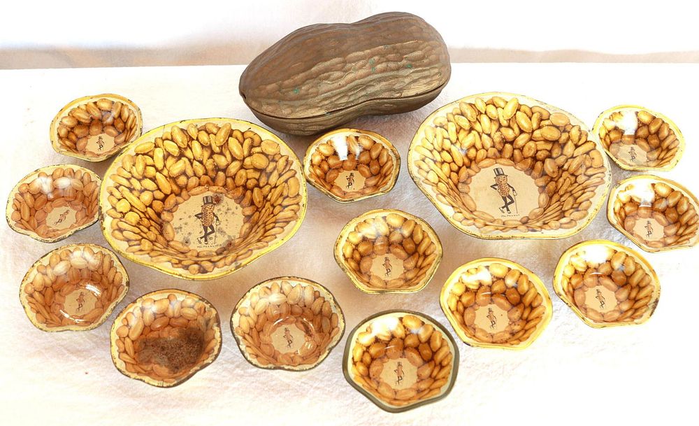 Lot 1081: Nut Dishes