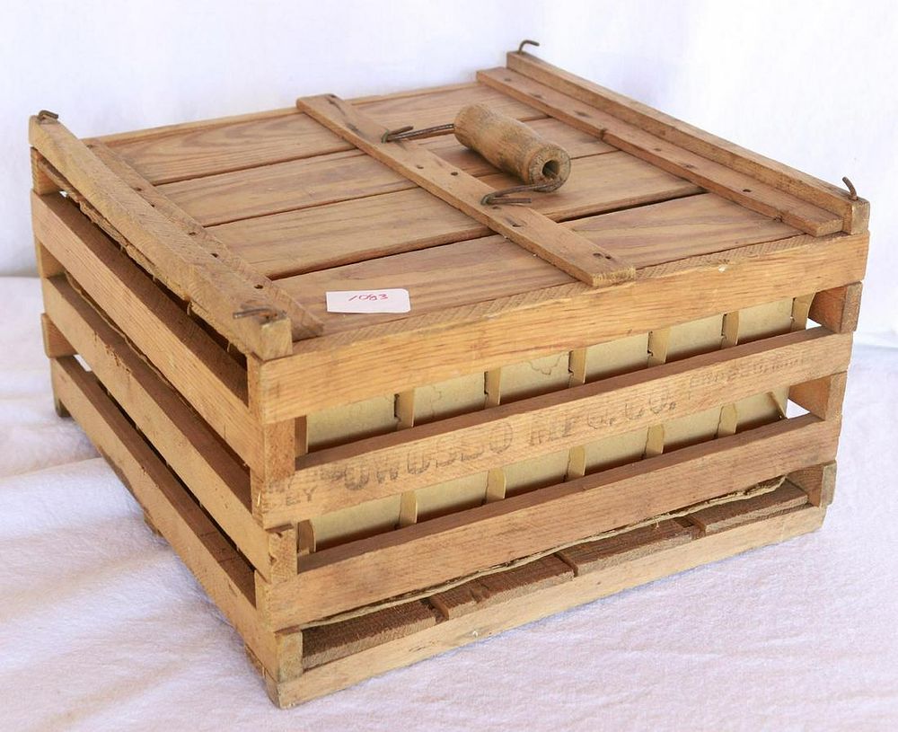 Lot 1083: Stencils Owosso Wooden Egg Crate