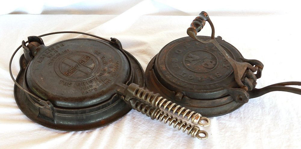 Lot 1090: (2) Waffle Irons