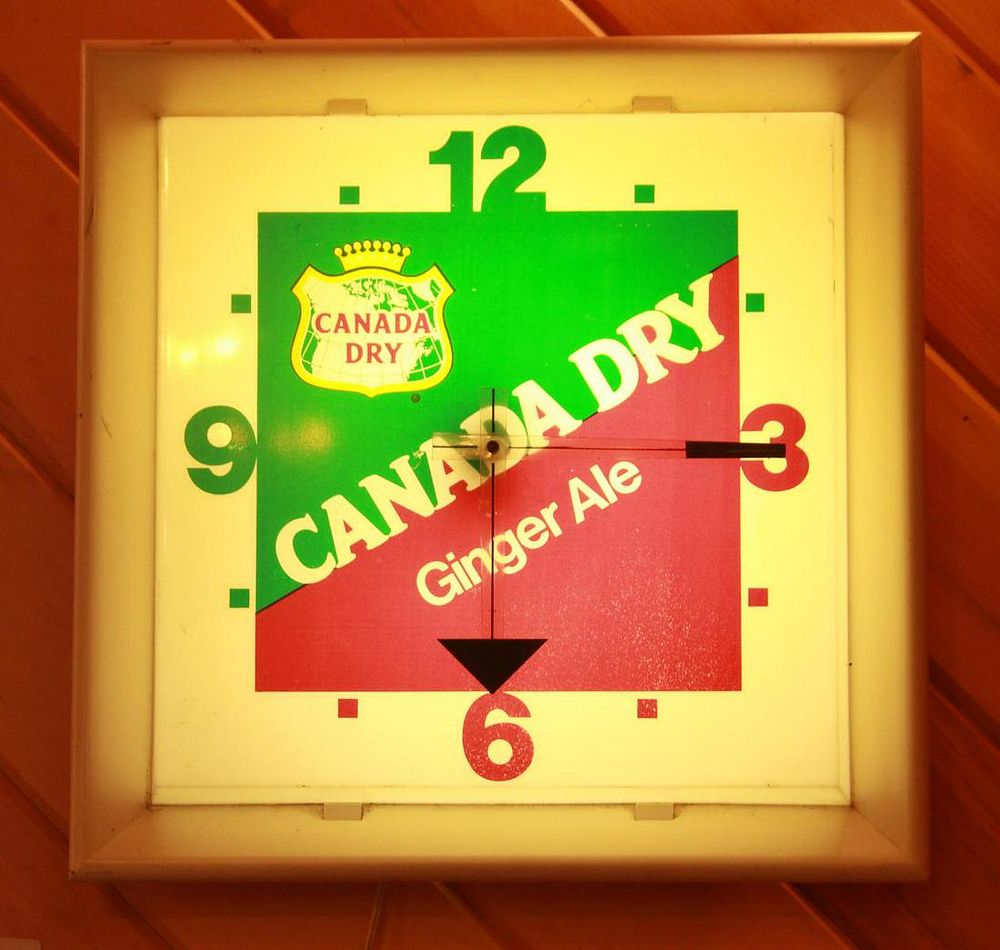 Lot 1106: 18" Canada Dry Light Up Clock