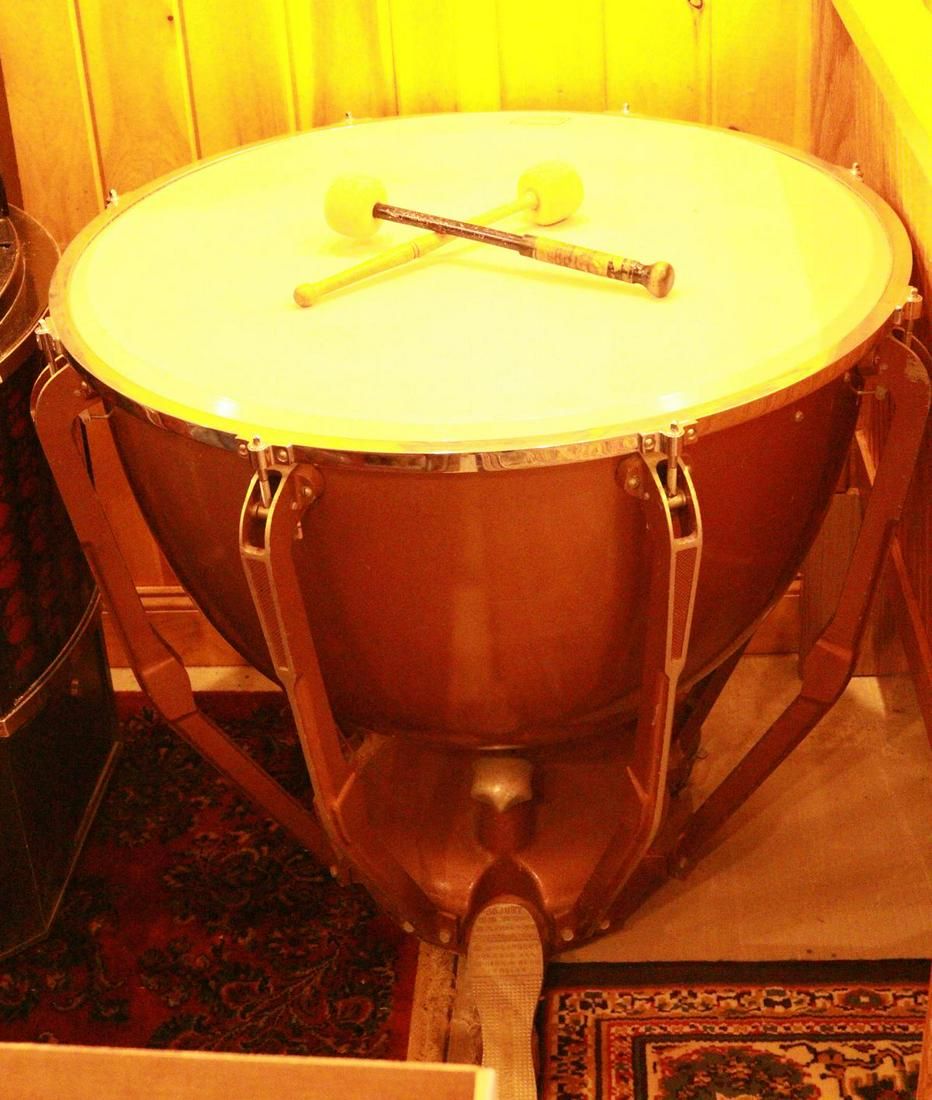 Lot 1126: Ludwig 35" Round Kettle Drum