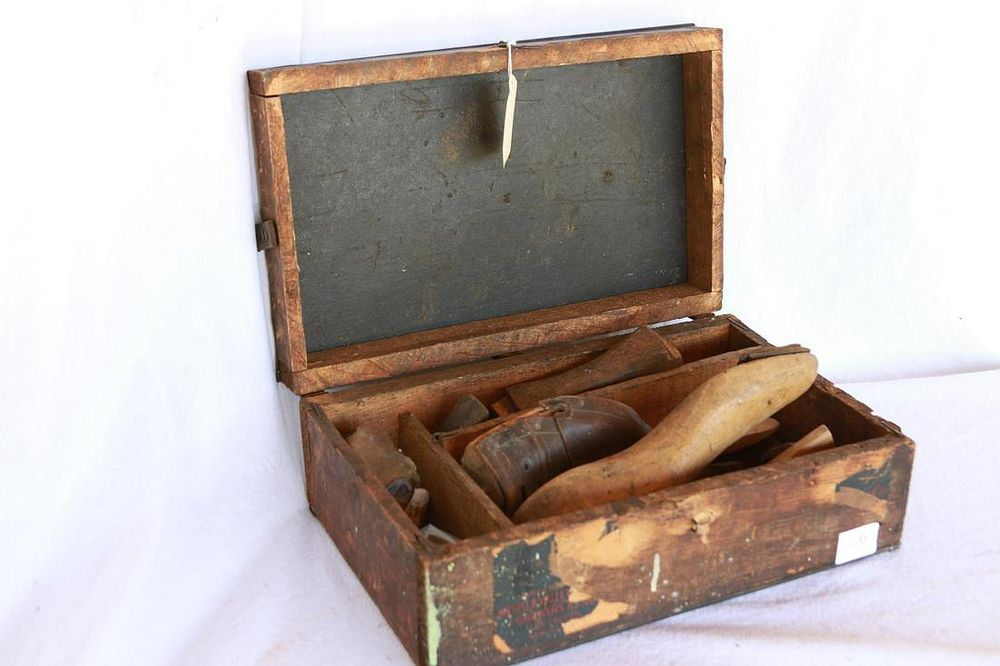 Lot 1138: Early Cobblers Set