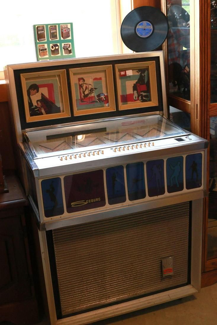 Lot 1307: Seeburg Model S100 Phono Jet Juke Box