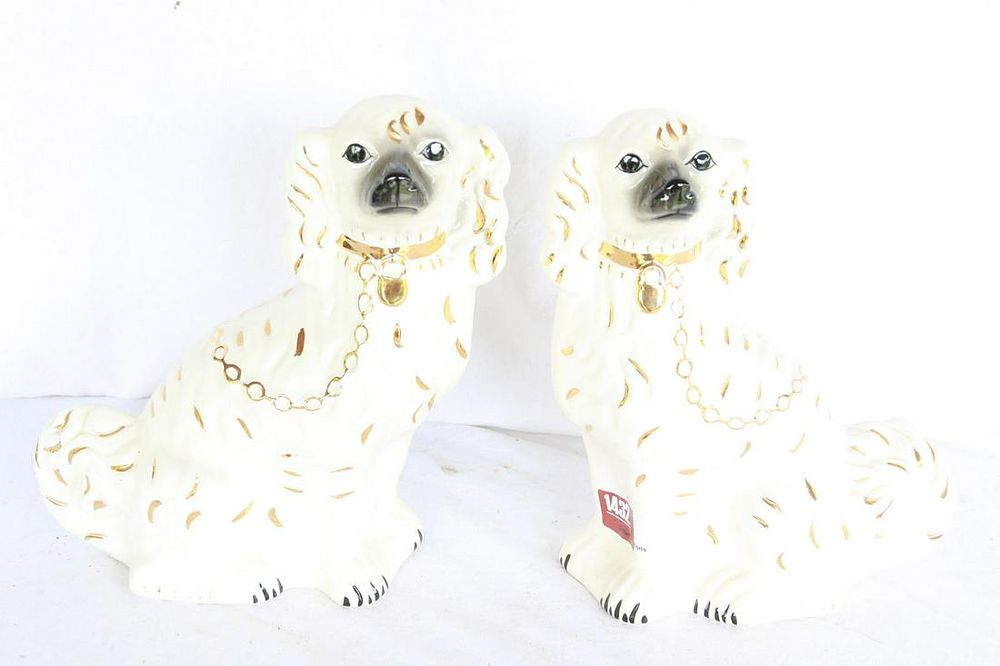Lot 1432: (2) Stafford Shire Style Porc. Do
