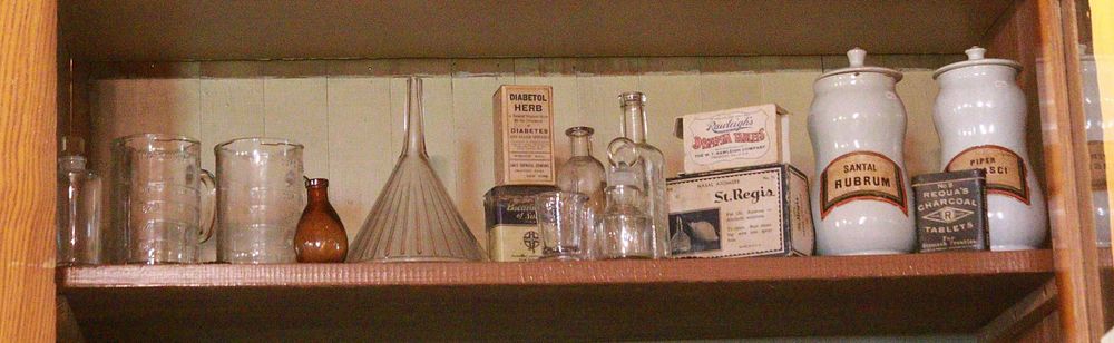 Lot 1454: (16) Pieces Misc Pharmacy Items