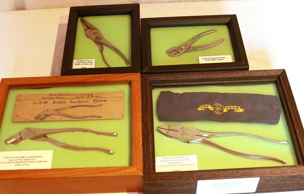 Lot 324: (4) Pliers