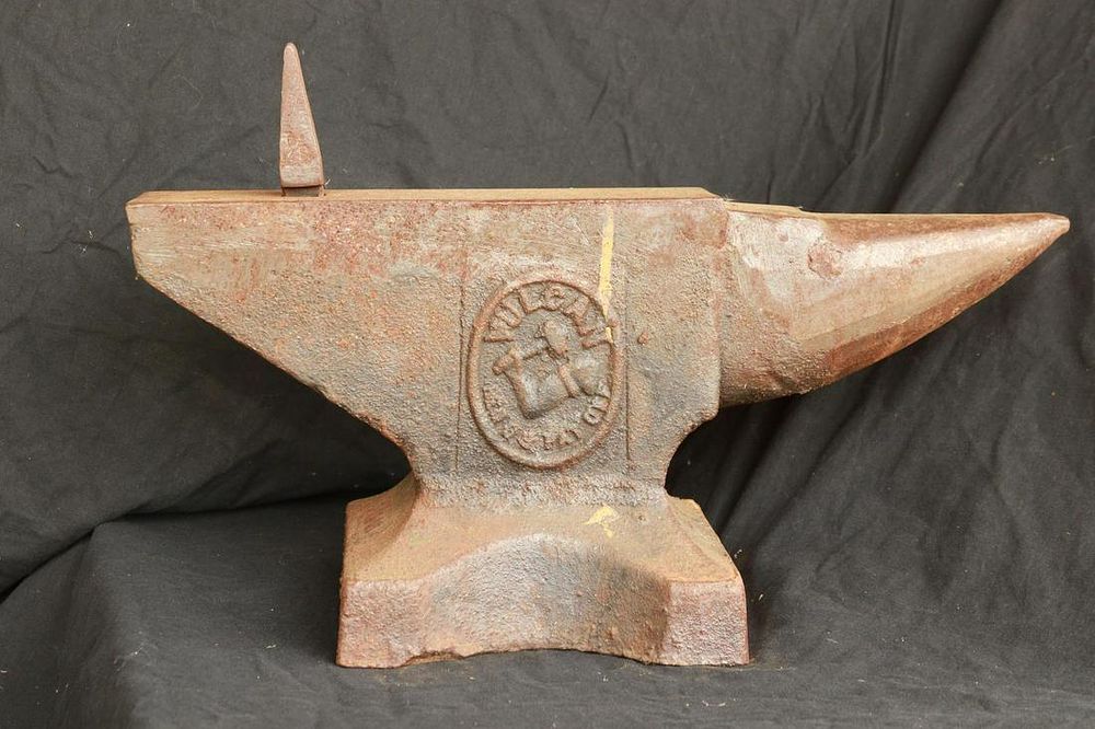 Lot 405: Vulcan #7 Anvil with Hardy