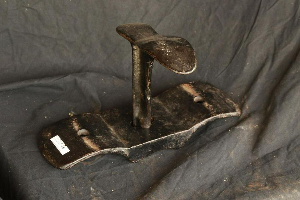 Lot 413: Cast Shoe Makers Lap Anvil