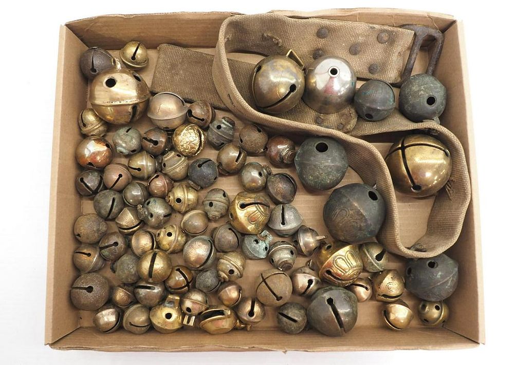 Lot 1014: Box of assorted brass sleigh bells