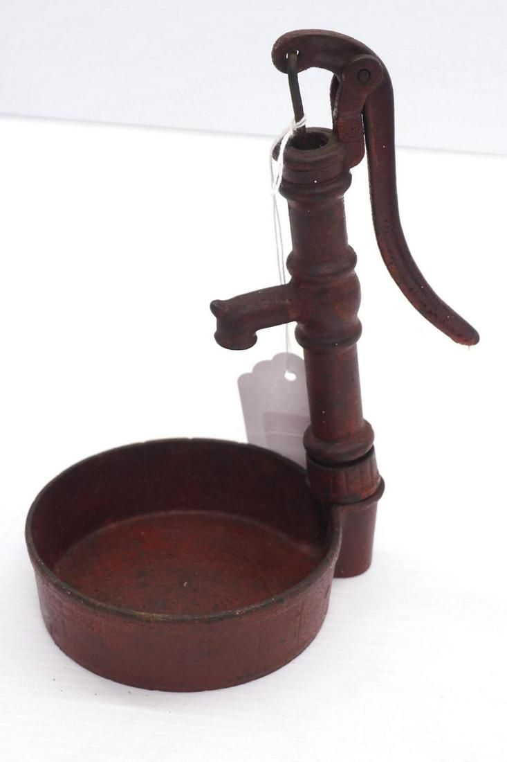 Lot 1015: Cast iron miniature hand water pump