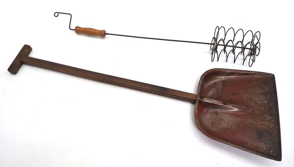 Lot 1042: Child's snow shovel / hot dog roaster