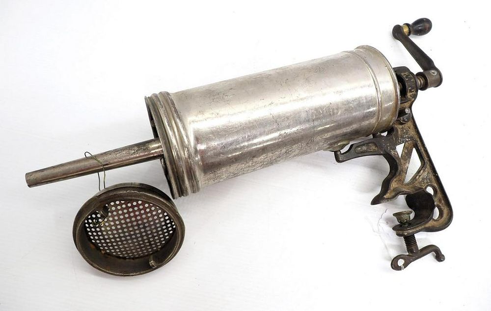 Lot 1052: Hand-crank clamp-on meat press