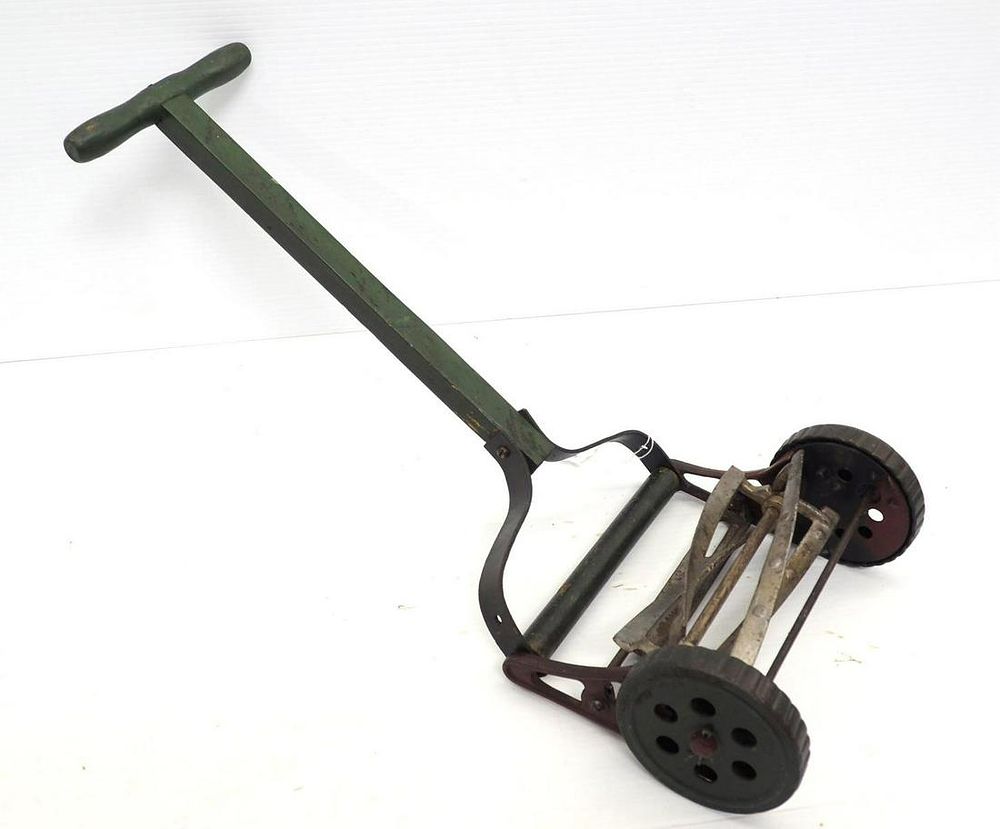 Lot 1053: Arcade child-size reel type mower