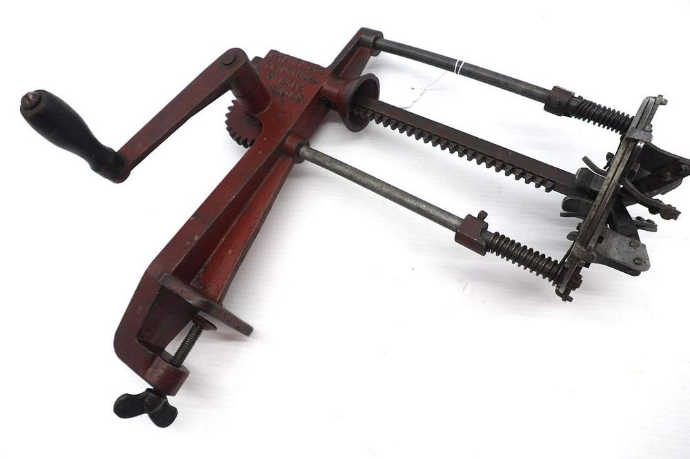 Lot 1070: Hand-crank Victory Tool green corn cutter