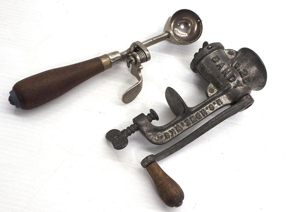 Lot 1105: (2) Kitchen tools