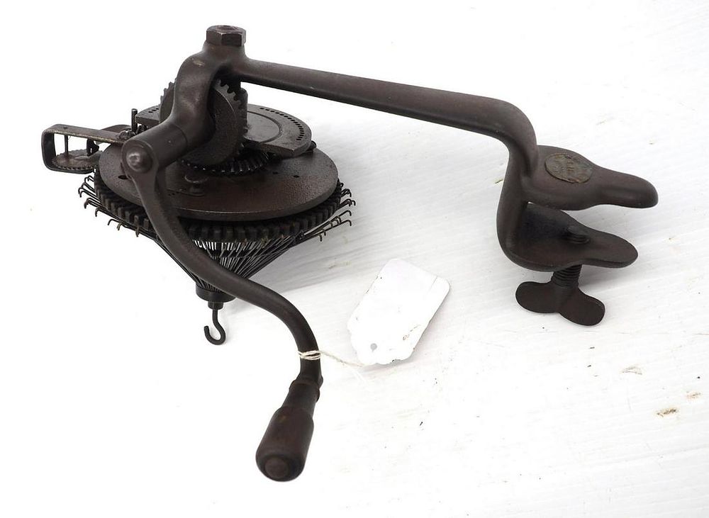 Lot 1114: Hand-crank bench-mount knitting machine