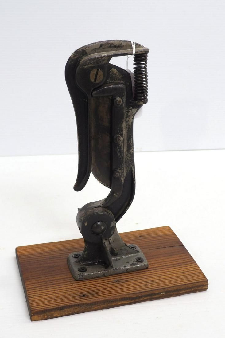 Lot 1133: Countertop rope cutter
