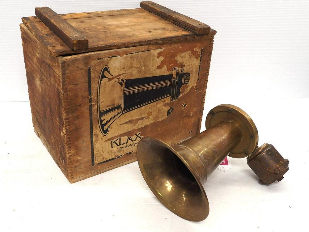 Lot 1175: Klaxon brass horn with original box