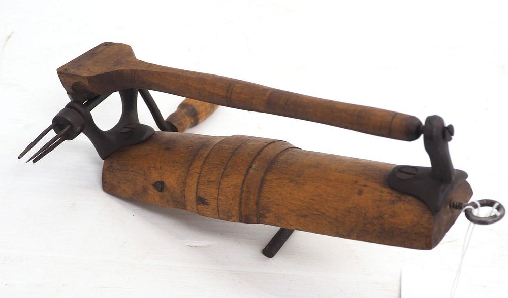 Lot 1223: Bench mount apple peeler