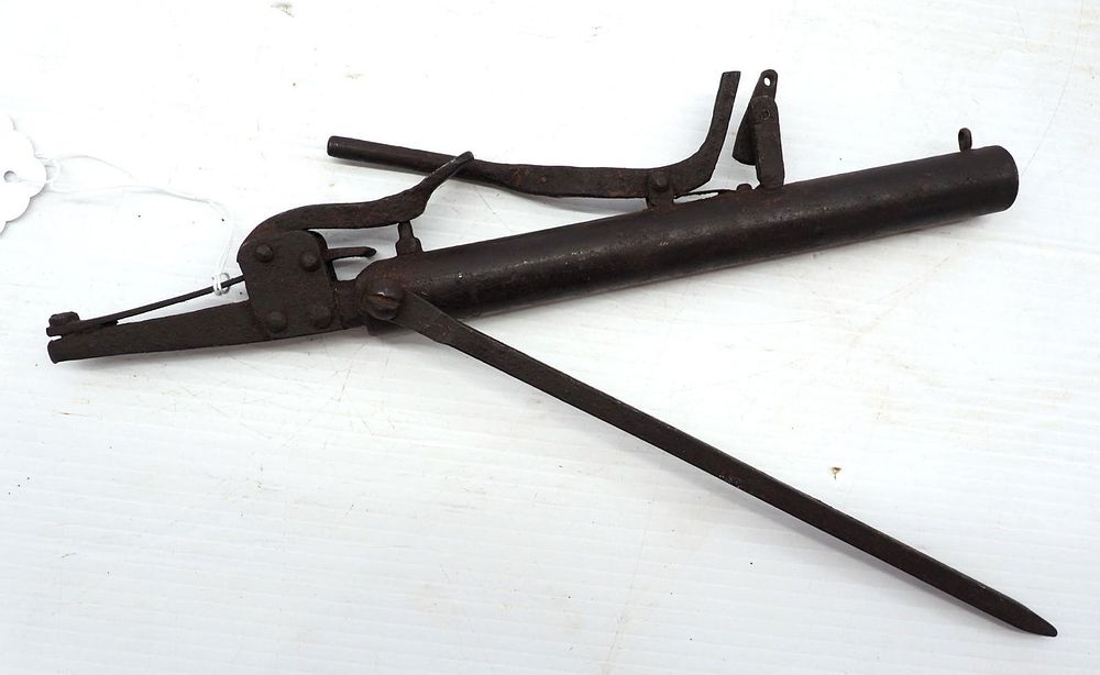 Lot 1225: Iron black power trap gun with stake